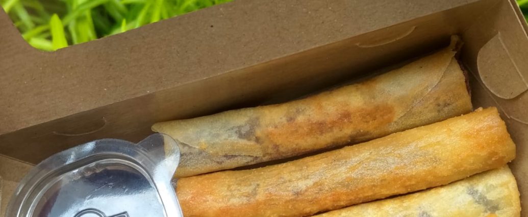 Lumpia Ubi Ungu Roll yang disajikan dengan saus cocolan.