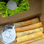 Lumpia Ubi Ungu Roll yang disajikan dengan saus cocolan.