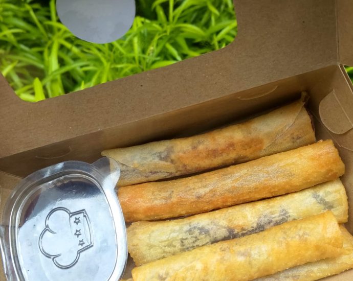 Lumpia Ubi Ungu Roll yang disajikan dengan saus cocolan.