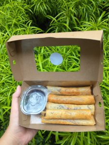 Lumpia Ubi Ungu Roll yang disajikan dengan saus cocolan yang manis.